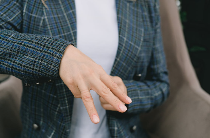 هل تشبيك الأصابع في لغة الجسد يؤثر على اجتيازك مقابلة التوظيف